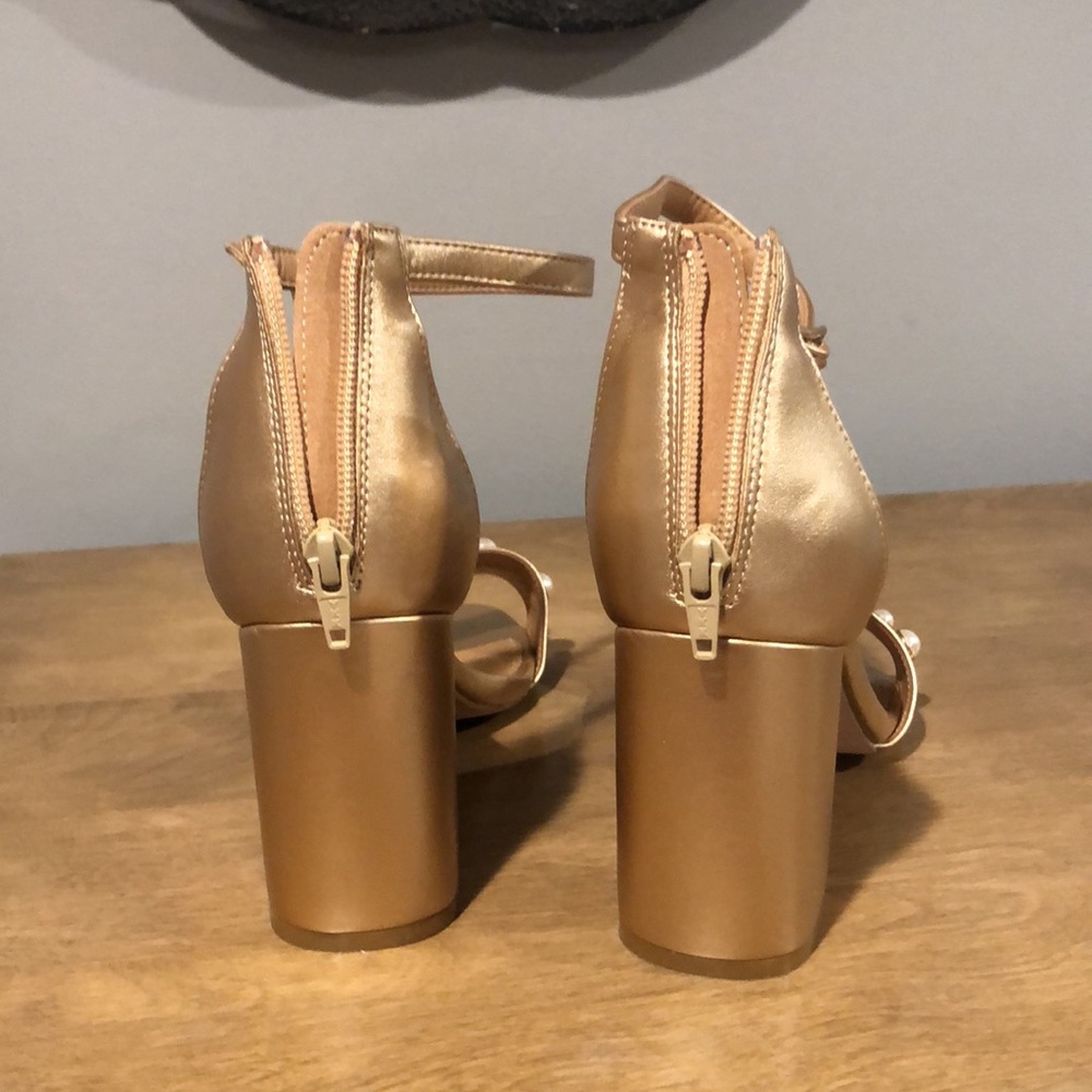 Comfortview gold heels with pearls - Picture 3 of 4